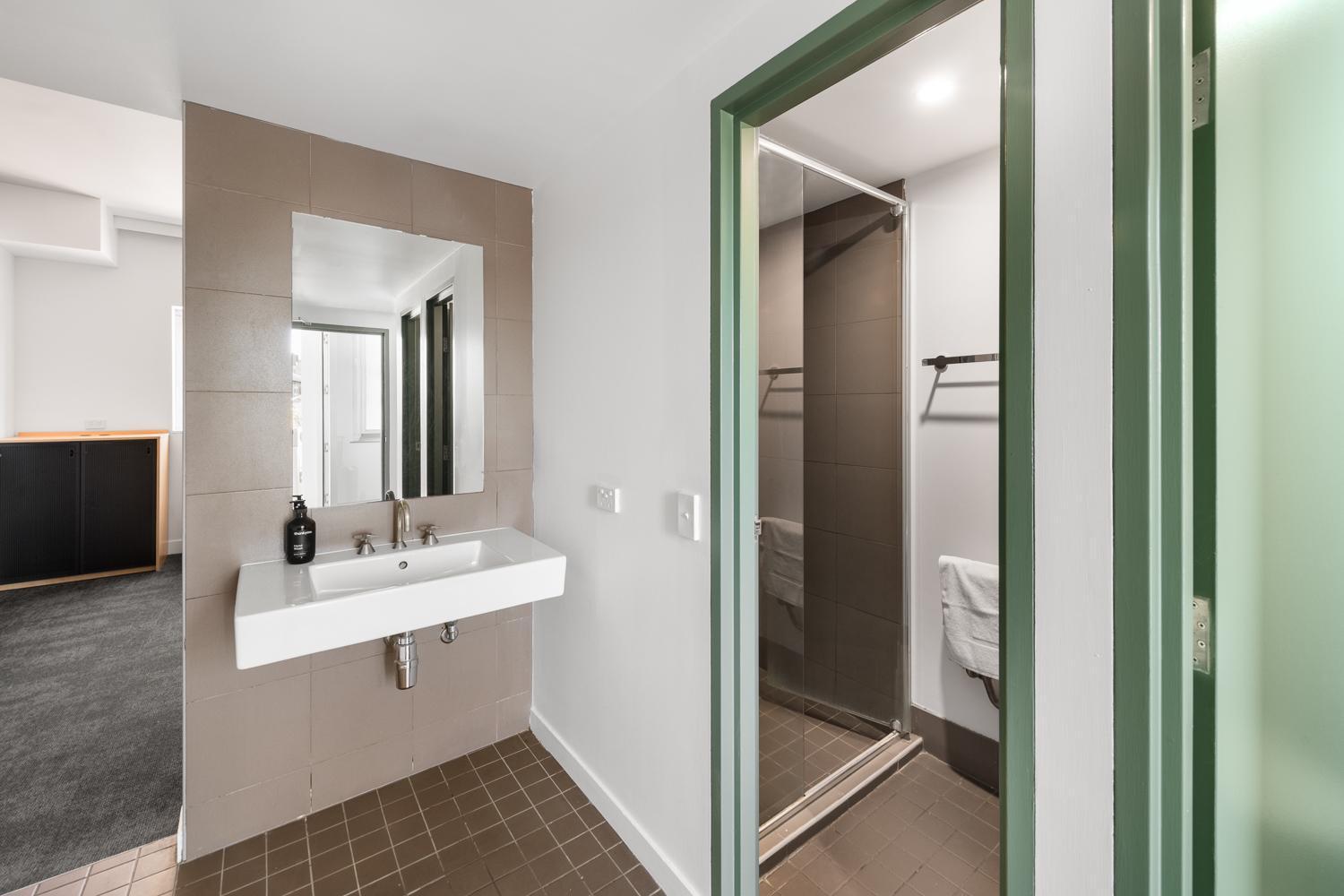 Lit dans Dortoir pour Femmes de 6 Lits avec Salle de Bains Privative